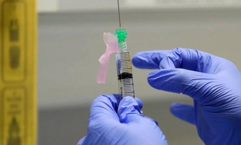 Απότομη ''προσγείωση'' από Pfizer: Το εμβόλιο θα μειώσει κατά 50% τις εισαγωγές σε ΜΕΘ